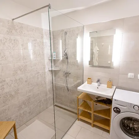 Apartament Tarsashazi Lakas Hegykon A Termalfuerdo Koezeleben Hegykő